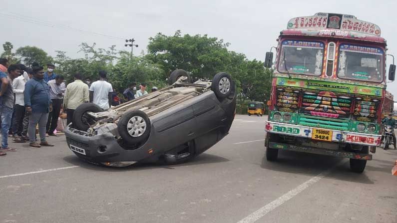 Road Accident: పెద్దపల్లి జిల్లాలో ఘోర రోడ్డు ప్రమాదం.. బైక్‌ను తప్పించబోయి బోల్తా పడిన కారు..