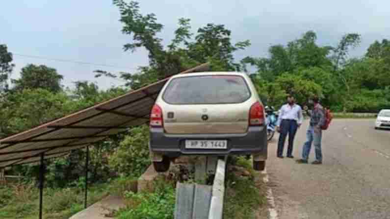 Accident: బాప్‌రే.. షాకింగ్ యాక్సీడెంట్.. హైవే రేయింలింగ్‌పై నిలిచిన కారు.. ఆ తరువాత ఏం జరిగిందంటే..