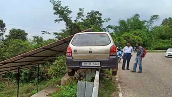 Accident: బాప్రే.. షాకింగ్ యాక్సీడెంట్.. హైవే రేయింలింగ్పై నిలిచిన కారు.. ఆ తరువాత ఏం జరిగిందంటే..