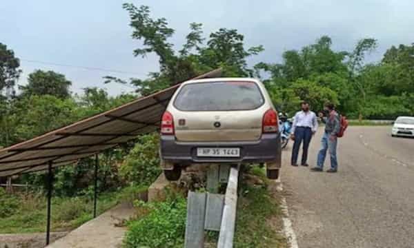 speeding car: కారును ర్యాంప్పైకి దూకించాడు.. ఈ వింత సీన్ చూసిన జనం షాక్.. ఎందుకంటే..