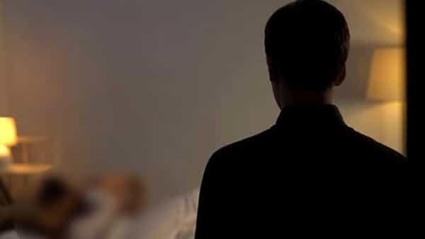 Wife Cheating: ప్రియుడితో బెడ్రూమ్లో భార్య.. అది చూసిన భర్త బయటి నుంచి గడియ పెట్టాడు.. ఆ తరువాత ఏం చేశాడంటే..