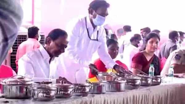 CM KCR : గ్రామ మహిళలకు స్వయంగా వంటకాలను వడ్డించిన సీఎం కేసీఆర్, వాసాలమర్రిలో పెద్ద పండుగ శోభ