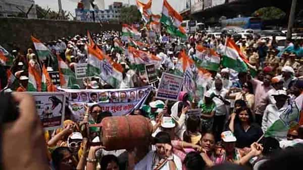 Congress Protest on Fuel Prices: దేశవ్యాప్తంగా పెట్రోల్ ధరలు భగభగ.. రోడ్డెక్కిన కాంగ్రెస్ శ్రేణులు.. పెంచిన ధరలను తగ్గించాలని డిమాండ్