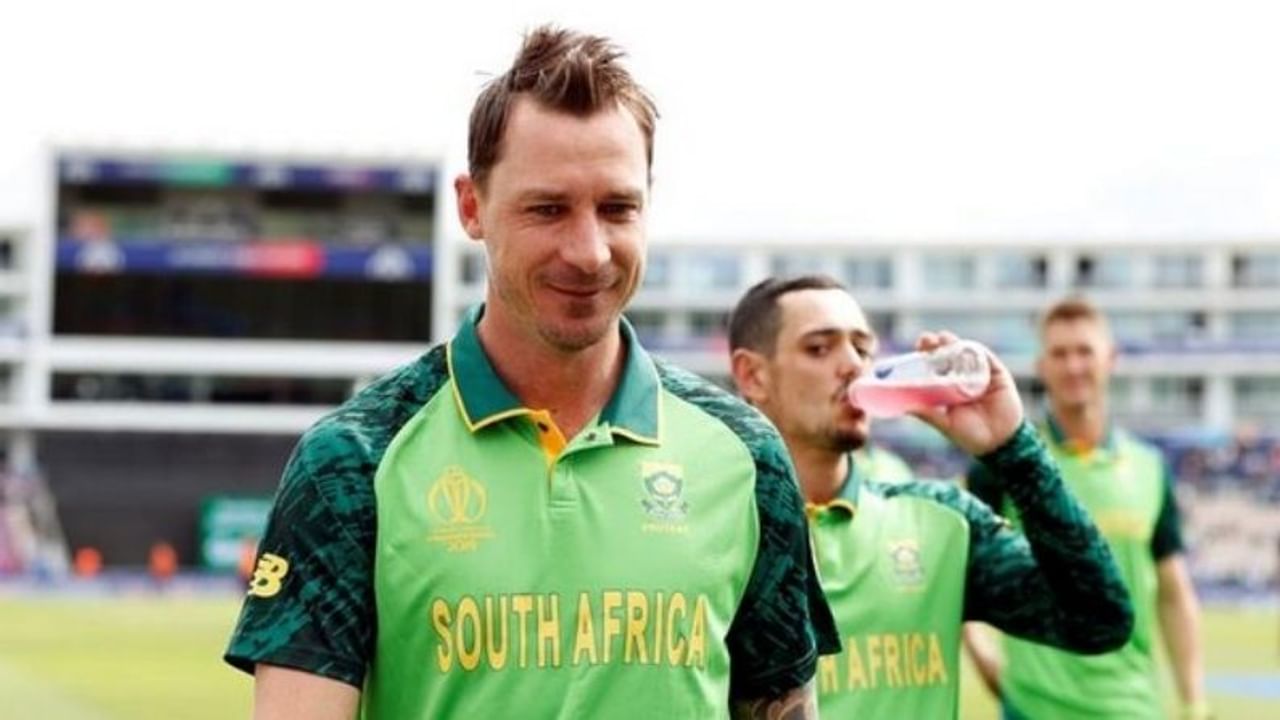 Happy Birthday Dale Steyn: ప్రపంచ క్రికెట్‌లో ఫాస్ట్‌ బౌలర్లలో  డేల్ స్టెయిన్... ఒకడిగా పేరు సంపాదించాడు. సుమారు 15 సంవత్సరాలు ప్రపంచ నలుమూలల బ్యాట్స్‌మెన్లకు చుక్కలు చూపించాడు ఈ దక్షిణాఫ్రికా బౌలర్. తన బౌలింగ్‌ దాడితో ముప్పుతిప్పలు పెట్టాడు. స్టెయిన్‌ బౌలింగ్‌లో పరుగులు సాధించలేక బ్యాట్స్‌మెన్స్‌ ఇబ్బందిపడేవారు. అవుట్ స్వింగ్‌ తో బ్యాట్స్‌మెన్లను బోల్తా కొట్టించడంలో దిట్ట. అద్భుతమైన వేగంలోనే కాదు.. బంతిని రెండు విధాలుగా స్వింగ్ చేయగల సామర్థ్యం అతడితో ఉంది. దక్షిణాఫ్రికాలో ఉత్తమ ఫాస్ట్ బౌలర్‌గానే కాక, ప్రపంచంలోని అగ్రశ్రేణి బౌలర్లలో అతడు చేరాడు. నేడు తన పుట్టిన రోజు(27 June 1983)సందర్భంగా తన కెరీర్‌ను ఓ సారి పరిశీలిద్దాం..