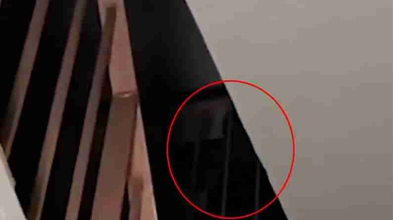 Ghost Caught on Camera: ఎవరూ లేరని ఆ ఇంట్లోకి వెళ్లారు.. ఊహించని షాక్‌తో వెనుదిరిగారు.. షాకింగ్ వీడియో మీకోసం..