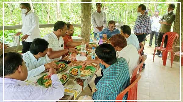 Violating Covid Rules: కరోనా సమయంలో నిర్మల్ జిల్లా అధికారుల విందు.. నిబంధనల ఉల్లంఘనపై స్థానికుల ఆగ్రహం