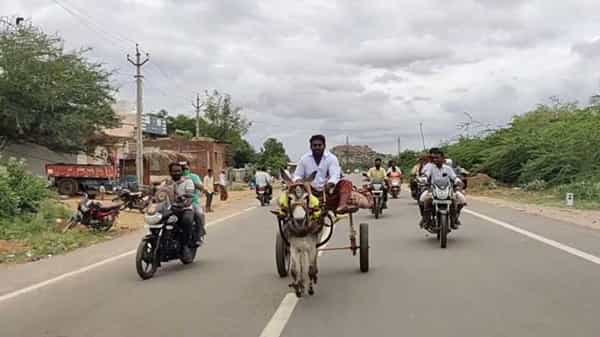 AP Viral News: సెంచరీ దాటిన పెట్రోల్ ధర.. వాహనం మార్చక తప్పదంటున్న జనం.. గాడిద సాయంతో