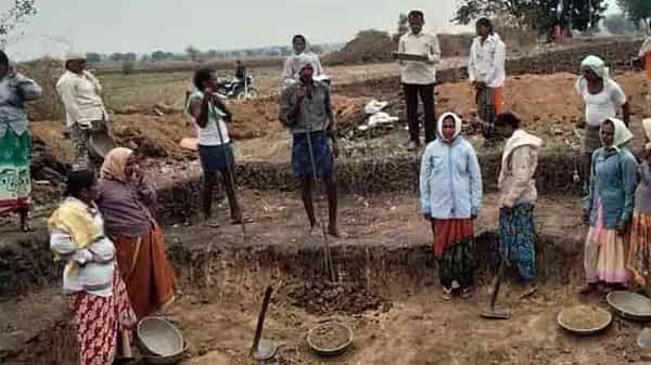 EGS : ఉపాది హామీ కూలీల దగ్గర లంచం తీసుకుంటూ వీడియో రికార్డింగ్లో దొరికిపోయిన ఫీల్డ్ అసిస్టెంట్ సస్పెన్షన్