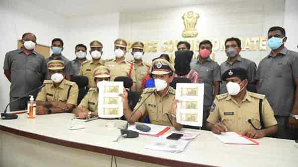 Printing fake currency : సులభంగా డబ్బులు సంపాదించాలన్న ఆశ.. వరంగల్లో నకిలీ నోట్లు ముద్రిస్తూ చిక్కిన దంపతులు