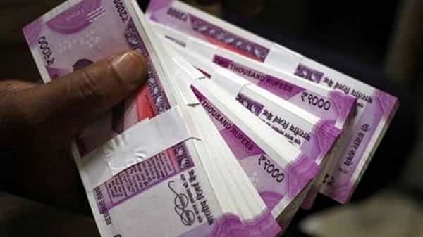 Xerox copies of Rs.2000: నకిలీ రూ. 2 వేల నోట్లు ఏటీఎంలో జమ; జిరాక్స్ తీసి తన భార్య ఖాతాతో డిపాజిట్