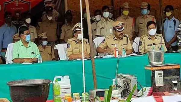 Fake seeds seized: రైతుల అవసరాలే అవకాశంగా మోసాలు.. అంతర్రాష్ట్ర నకిలీ విత్తనాల ముఠా అరెస్ట్.. రూ.6 కోట్ల నకిలీ విత్తనాలు సీజ్