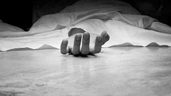 Family Suicide: దారుణం.. ఒకే కుటుంబానికి చెందిన నలుగురు ఆత్మహత్య.. ఘటన స్థలంలో సూసైడ్ నోట్