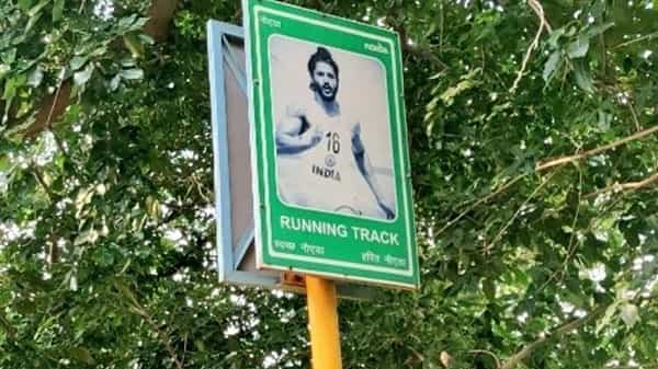 Milkha Singh: రియల్ హీరోకు.. రీల్ హీరోకి తేడా తెలియదా..! నోయిడా స్టేడియం సిబ్బందిపై నెటిజన్ల ఫైర్
