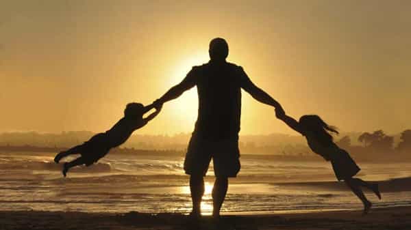 Fathers Day 2021: పిల్లల ఆశలు తీర్చే వెలకట్టలేని త్యాగాల నిధి నాన్నకు ఫాదర్స్ డే శుభాకాంక్షలతో