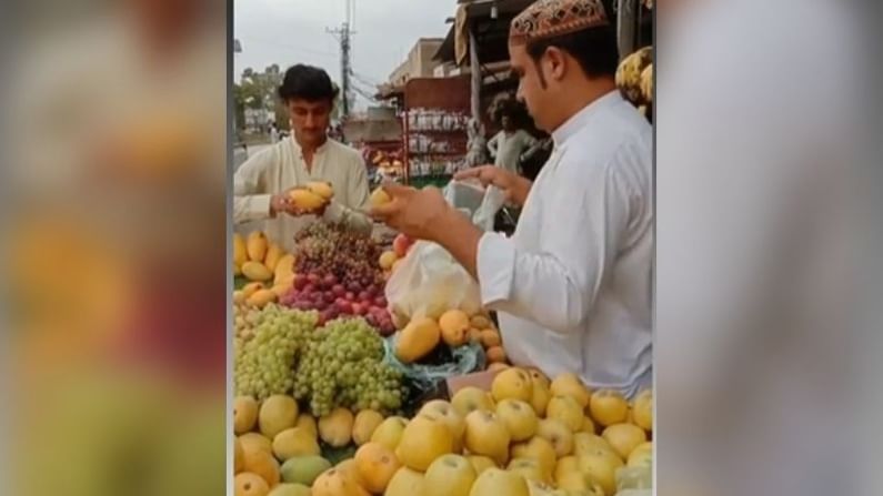 Viral Video: పండ్ల వ్యాపారి మోసం.. కస్టమర్లను ఎలా బురిడీ కొట్టిస్తున్నాడో చూస్తే నోరెళ్లబెట్టాల్సిందే.!