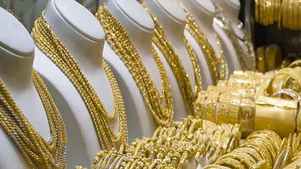 Gold Price Today: బంగారం వినియోగదారులకు భారీ ఊరట.. తులం బంగారంపై ఎంత ధర తగ్గిందో తెలుసా..?