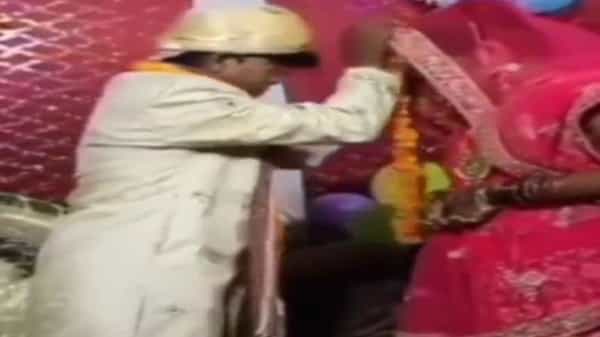 Viral Video: పొట్టుపొట్టుగా తాగాడు.. వధువు మెడలో దండ వేయబోయి.. వరుడి వీడియో వైరల్