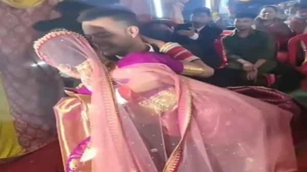 Funny Video: వధువును ఎత్తుకుని ముద్దాడిన వరుడు.. విజిల్స్తో స్నేహితులు సందడి.. ఫన్నీ వీడియో వైరల్