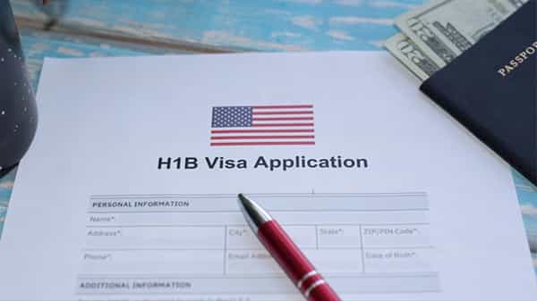 H1B Visa: హెచ్-1బీ వీసా దారులకు గుడ్ న్యూస్.. వీసా తిరస్కరణకు గురైన వారికి మరో అవకాశం ఇస్తూ..