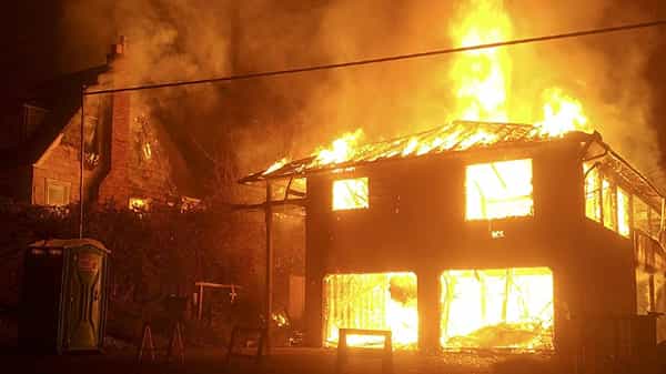 Fire In Dreams: కలలో మంటల్లో తగలబడుతున్న ఇల్లు కనిపించిందా.? అది దేనికి సంకేతమో తెలుసుకోండి.!