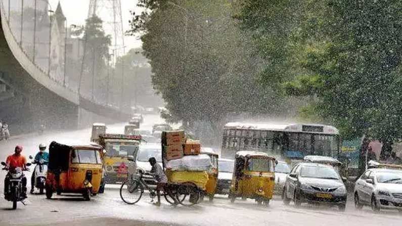 Rains in Hyderabad: హైదరాబాద్ లో పలు ప్రాంతాల్లో భారీ వర్షం.. రోడ్లన్నీ జలమయం..  భారీగా ట్రాఫిక్ జామ్