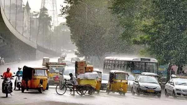 Rains in Hyderabad: హైదరాబాద్ లో పలు ప్రాంతాల్లో భారీ వర్షం.. రోడ్లన్నీ జలమయం.. భారీగా ట్రాఫిక్ జామ్