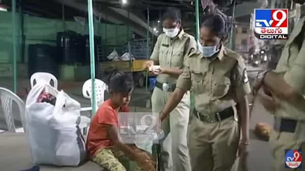హైదరాబాద్లో కఠినంగా లాక్డౌన్.. రాత్రి వేళలో చిన్నారిని రక్షించిన పోలీసులు.. ఆ పాప మాటలకు చలించిన ఖాకీలు..
