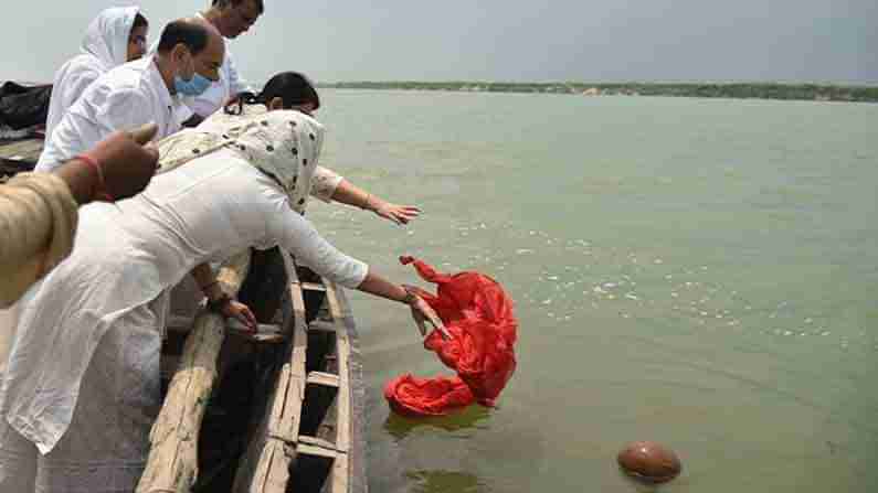 Ganga River : గంగానదిలో అస్తికలు కలిపేందుకు పోస్టల్‌ శాఖ వినూత్న ప్రయోగం,  ​ఓమ్​ దివ్య దర్శన్ ద్వారా మరణానంతర క్రతువు