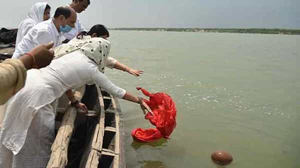 Ganga River : గంగానదిలో అస్తికలు కలిపేందుకు పోస్టల్ శాఖ వినూత్న ప్రయోగం, ఓమ్ దివ్య దర్శన్ ద్వారా మరణానంతర క్రతువు