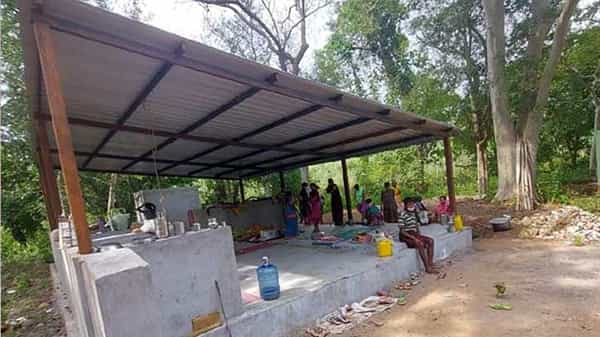 Telangana: అడవి బిడ్డలు.. స్మశానాన్ని ఐసోలేషన్ సెంటర్గా మార్చుకున్నారు.. .అధికారులు వద్దంటున్నా