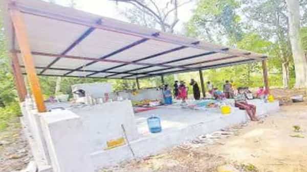 Corona Virus: కరోనా విషయంలోనూ ప్రత్యేక చాటుకున్న గిరిజనులు.. స్మశానాన్ని ఐసోలేషన్ సెంటర్గా మార్చుకున్న వైనం