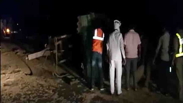 Jadcherla Road accident: మహబూబ్నగర్ జిల్లాలో కాంక్రీట్ రెడీ మిక్చర్ లారీ బీభత్సం.. ట్రాక్టర్, రెండు బైకులను ఢీ కొట్టిన లారీ.. నలుగురు మృతి