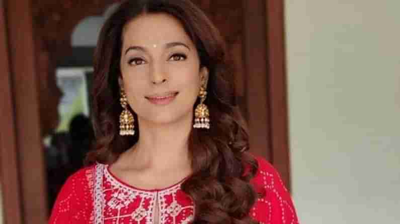 Juhi Chawla: హైకోర్టులో విచారణ... నటి జూహీ చావ్లాను చూసి పాటలు పాడిన ఆకతాయి.. సీరియస్ అయిన జడ్జి ఏం చేశాడంటే..