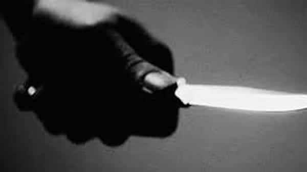 Kadapa Crime News : కడప జిల్లాలో దారుణం.. యువతి గొంతు కోసిన ప్రేమోన్మాది.. పారిపోతుండగా పట్టుకున్న గ్రామస్థులు