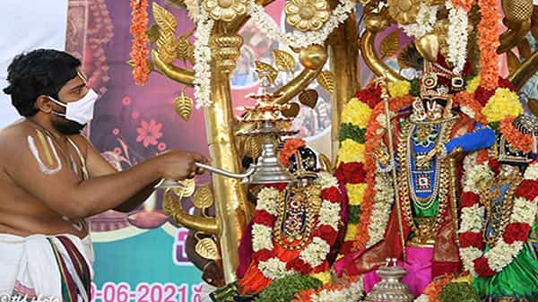 TTD: కరోనా నిబంధనలతో జరుగుతున్న శ్రీ పసన్న వేంకటేశ్వరుడు బ్రహ్మోత్సవాలు.. కల్పవృక్ష వాహనంపై ఊరేగిన స్వామివారు