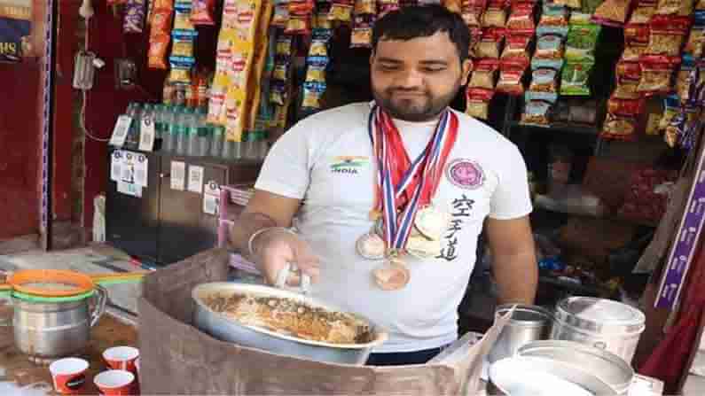 Karate Player Selling Tea: వయసు పాతికేళ్లు.. సాధించిన మెడల్స్ 60.. కుటుంబ పోషణకు చాయ్‌వాలాగా మారిన ప్రపంచ కరాటే ఛాంపియన్‌!