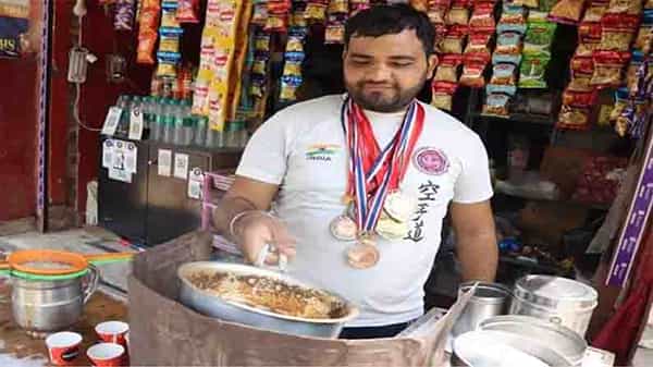 Karate Player Selling Tea: వయసు పాతికేళ్లు.. సాధించిన మెడల్స్ 60.. కుటుంబ పోషణకు చాయ్వాలాగా మారిన ప్రపంచ కరాటే ఛాంపియన్!