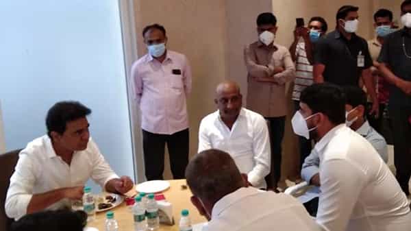 Koushik Reddy: కాంగ్రెస్ నుంచే పోటీ చేస్తా.. కేటీఆర్ను కలిస్తే టీఆర్ఎస్లో చేరినట్లా: కౌశిక్ రెడ్డి