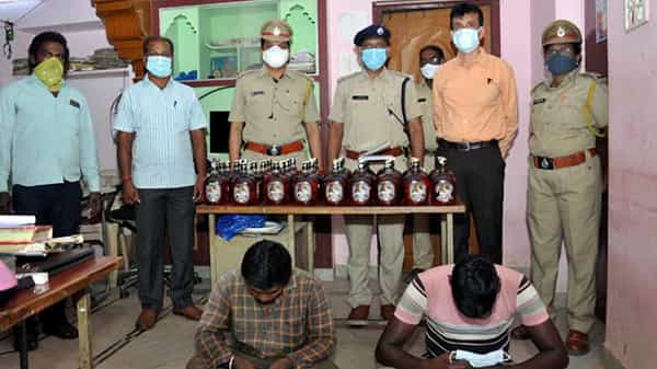 Liquor Transport : కోళ్ల వ్యర్ధాల మధ్యన మద్యం బాటిల్స్ తరలిస్తోన్న ముఠా గుట్టురట్టు