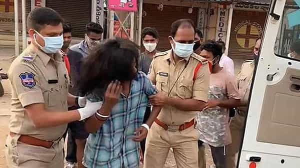 Telangana Lockdown: సరైన కారణం లేకుండా బయట కనిపిస్తే ఐసోలేషన్కే.. అతి చేస్తే తాట తీస్తున్న పోలీసులు