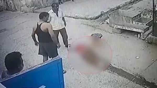 Murder: అమానుషం.. భార్యను గొడ్డలితో నరికి.. మృతదేహాన్ని వీధిలో ఈడ్చుకెళ్లిన భర్త.. కొడుకును కూడా..