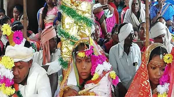 Telangana: ఒకేసారి ఇద్దరినీ ప్రేమించాడు.. ఒకేసారి ఇద్దరినీ పెళ్లాడాడు..