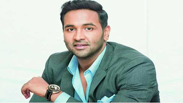MAA Elections: పోటీలో నలుగురు అభ్యర్థులు.. రసవత్తరంగా మా ఎన్నికలు... పదవి పోటీపై క్లారిటీ ఇవ్వనున్న మంచు విష్ణు..