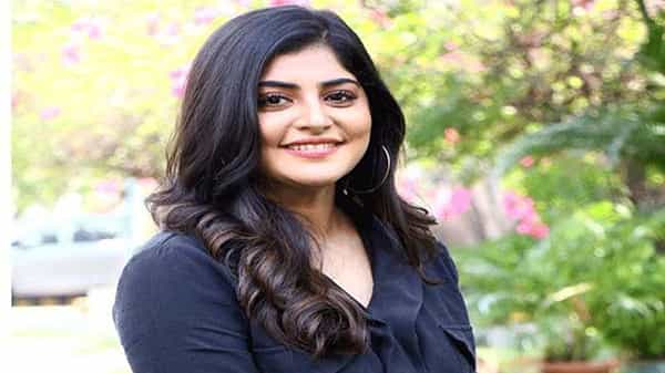 Manjima Mohan: రిలేషన్షిప్ స్టేటస్ అడిగిన నెటిజన్... ఫన్నీగా ఆన్సర్ ఇచ్చిన హీరోయిన్..