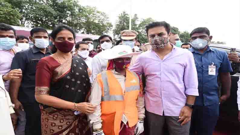 Minister Ktr And Sabitha Photo With Sanitation Worker