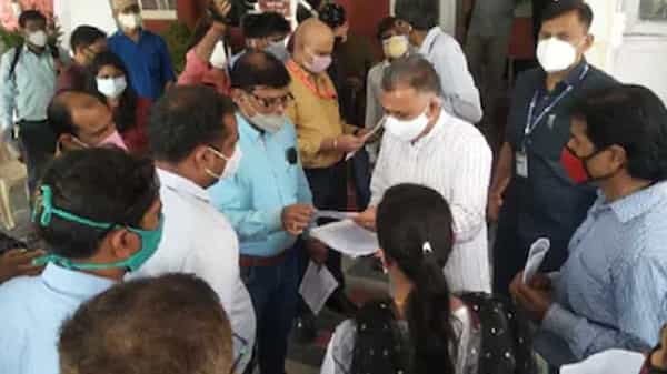 Viral Video: వెళ్లి చావండి .. స్కూల్ ఫీజులపై మొర పెట్టుకోవడానికి వెళ్లిన పేరెంట్స్పై విద్యాశాఖ మంత్రి రుసరుసలు