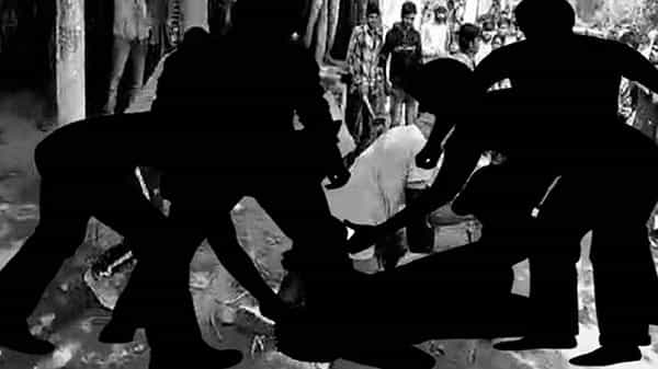 Mob Attack: అర్థరాత్రి యువకుల చిందులు.. డీజే ఆపించారని.. ట్రైనీ ఎస్ఐపై దాడి..