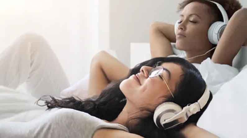 Music at sleep: పాటలు వింటూ నిద్రపోవడం అలవాటా? ఇకపై మీ అలవాటు మార్చుకోండి.. ఎందుకంటే..?