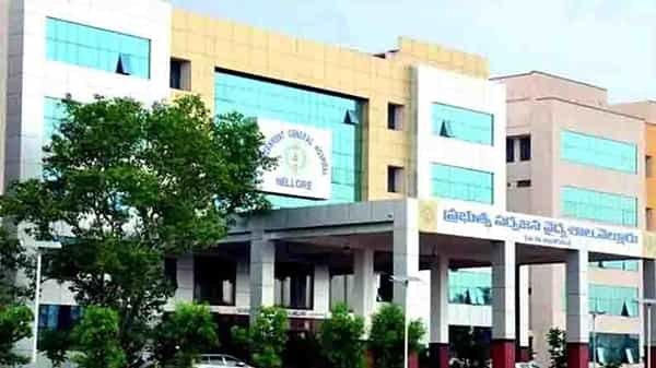 Nellore GGH Superintendent: జిల్లా ఆస్పత్రి సూపరింటెండెంట్ అరాచకాలు నిజమే.. కమిటీ నివేదిక అధారంగా ప్రభాకర్పై బదిలీ వేటు