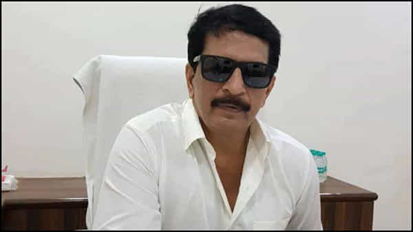 అంబానీ ఇంటివద్ద బాంబు కేసు.....300 ఎన్ కౌంటర్లు చేసిన మాజీ పోలీసు అధికారి ప్రదీప్ శర్మ అరెస్ట్